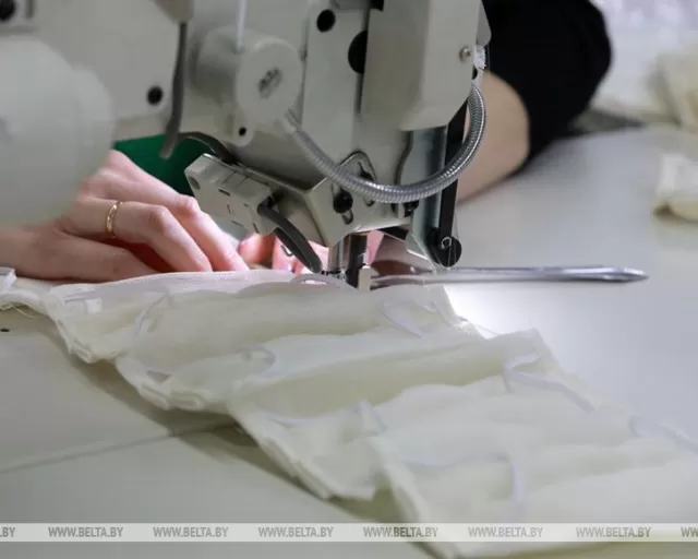 Журналисты БЕЛТА рассказали о производстве защитных повязок на «Моготекс»