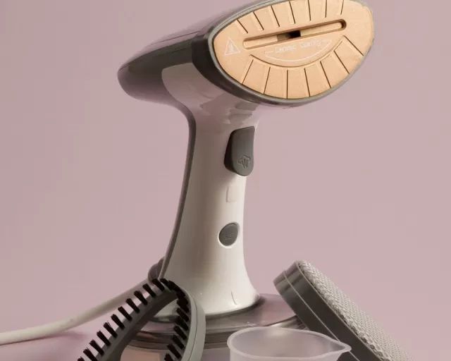 Чем заменить отпариватель? Эффективный метод с ванной и горячей водой