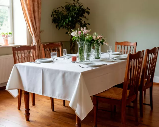 Какая ткань лучше подходит для скатерти: виды и характеристики