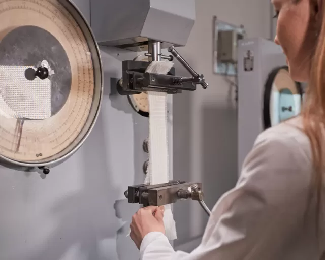 Тест на цветостойкость: Как оценивают устойчивость окраски тканей к стирке, поту и трению