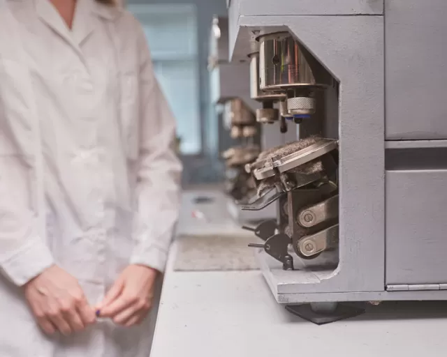 Тест на цветостойкость: Как оценивают устойчивость окраски тканей к стирке, поту и трению