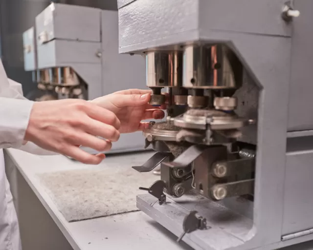 Тест на цветостойкость: Как оценивают устойчивость окраски тканей к стирке, поту и трению