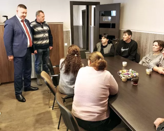 Генеральный директор ОАО "Моготекс" Юрий Александрович Комаров поздравил многодетные семьи