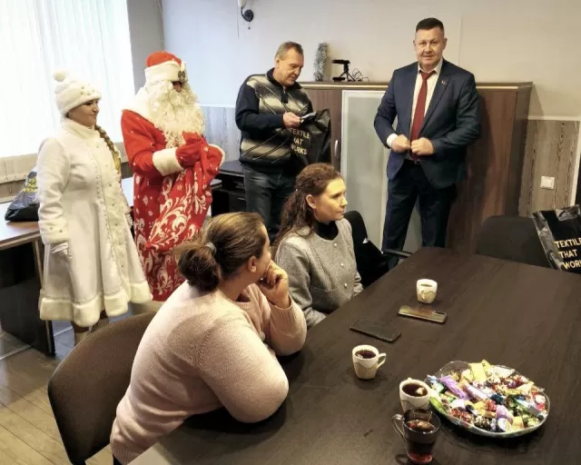 Генеральный директор ОАО "Моготекс" Юрий Александрович Комаров поздравил многодетные семьи