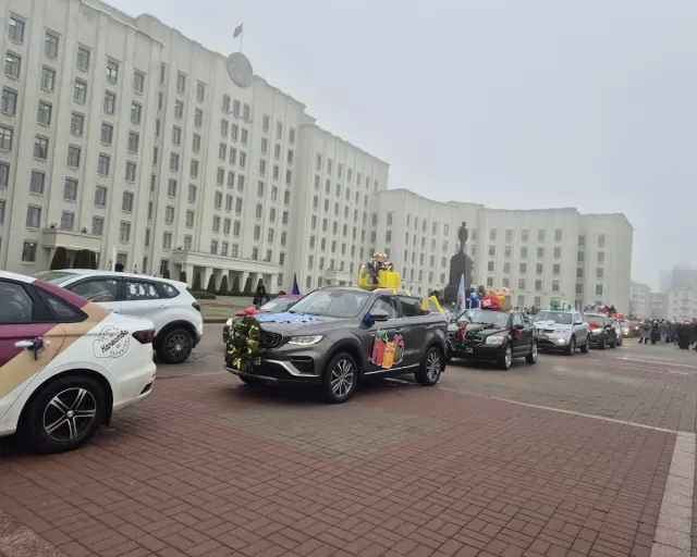 Автопарад "За рулем Дед Мороз"