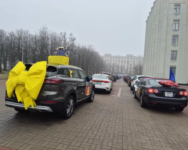 Автопарад "За рулем Дед Мороз"